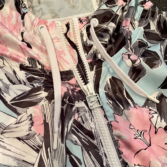 Nike Women's Hyper Femme Crop Windrunner White  XL - Picture 9 of 10